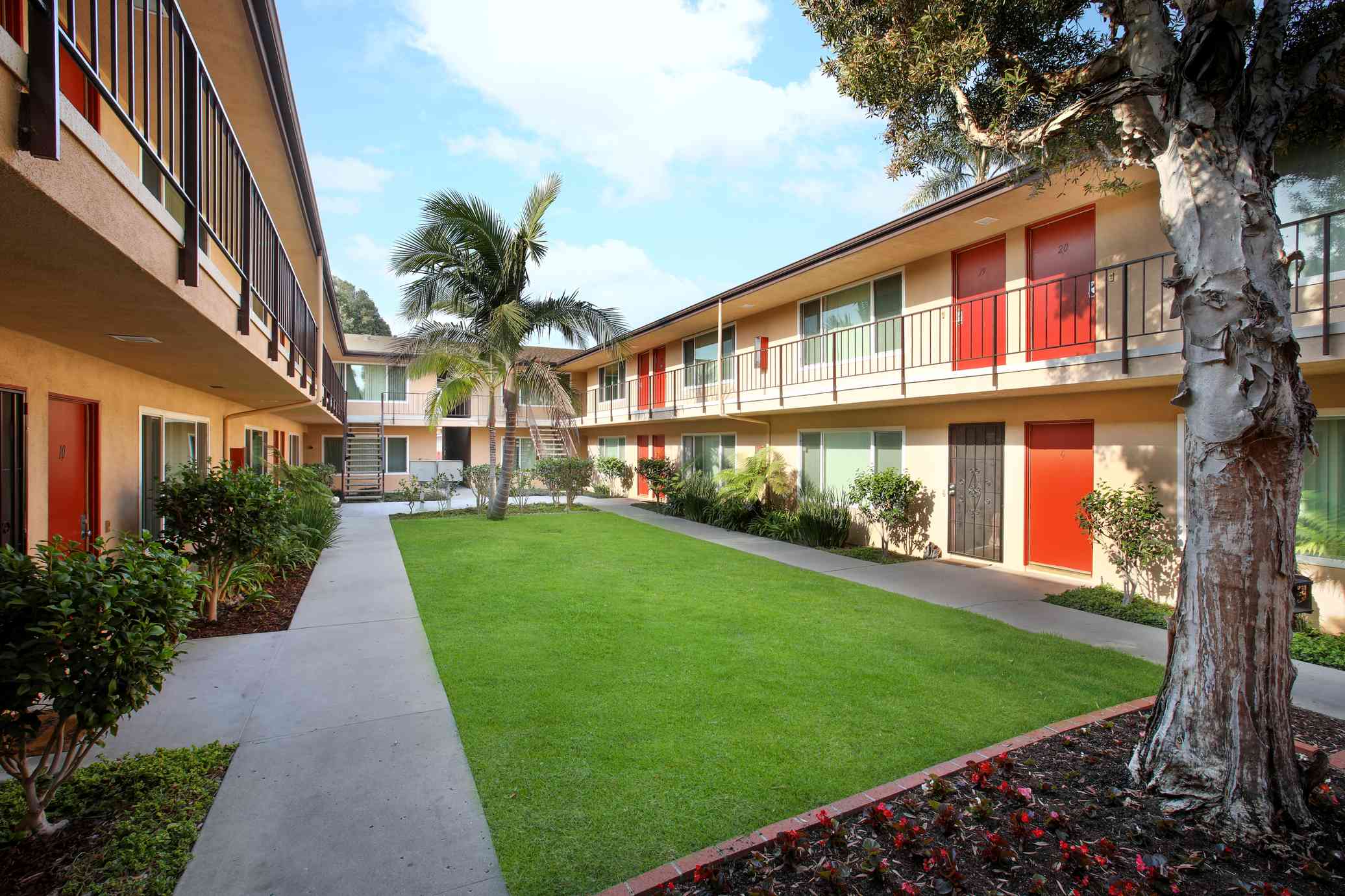 spacious community courtyard and landscaped grounds