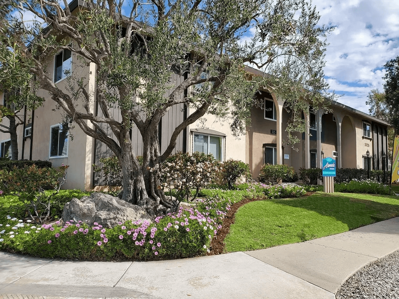 landscaped garden exterior and curb appeal